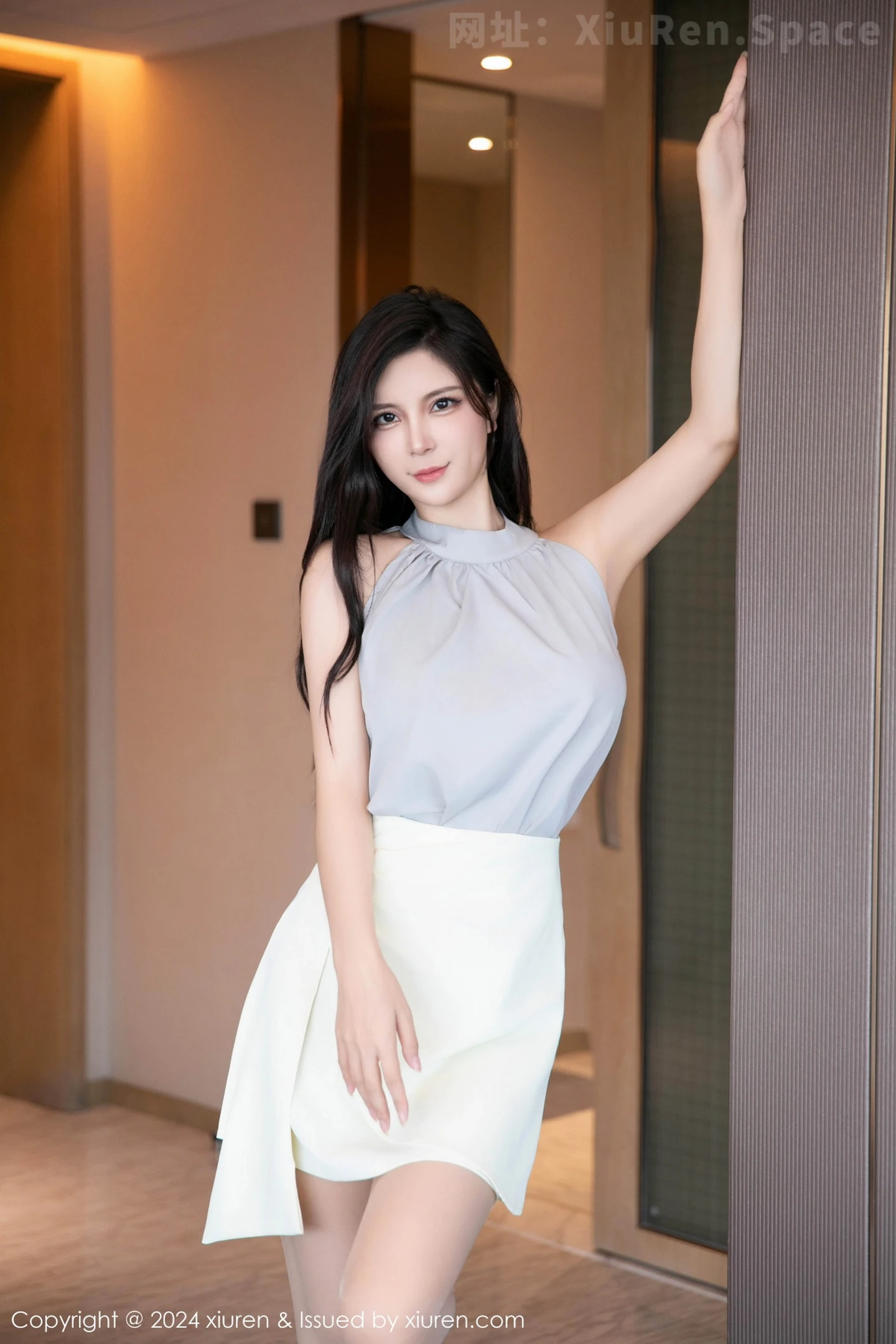 图片[2]-[XiuRen秀人网] VOL.9247 模特小蛮妖Yummy浅色上衣配白短裙露超薄肉丝秀美腿诱惑写真75P-秀人网官方网站